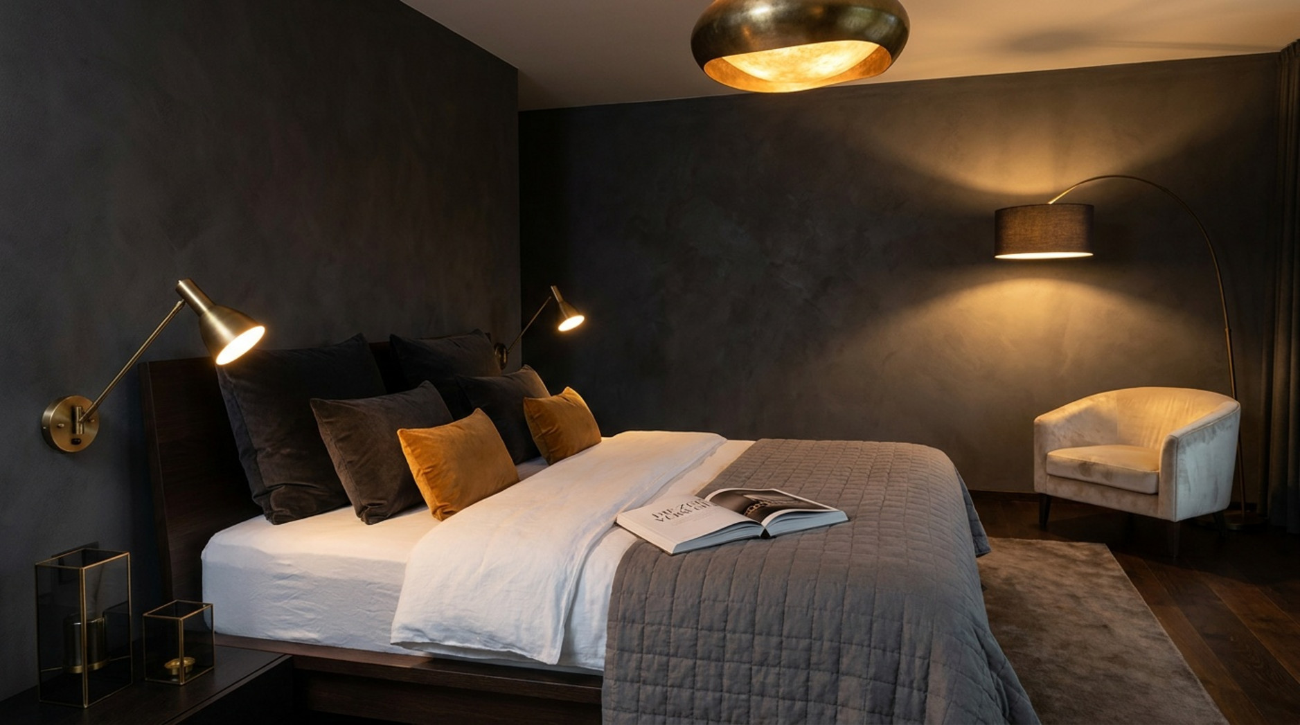 Dunkles Schlafzimmer mit Doppelbett, Wandlampen, Deckenleuchte, Stehlampe und Sessel