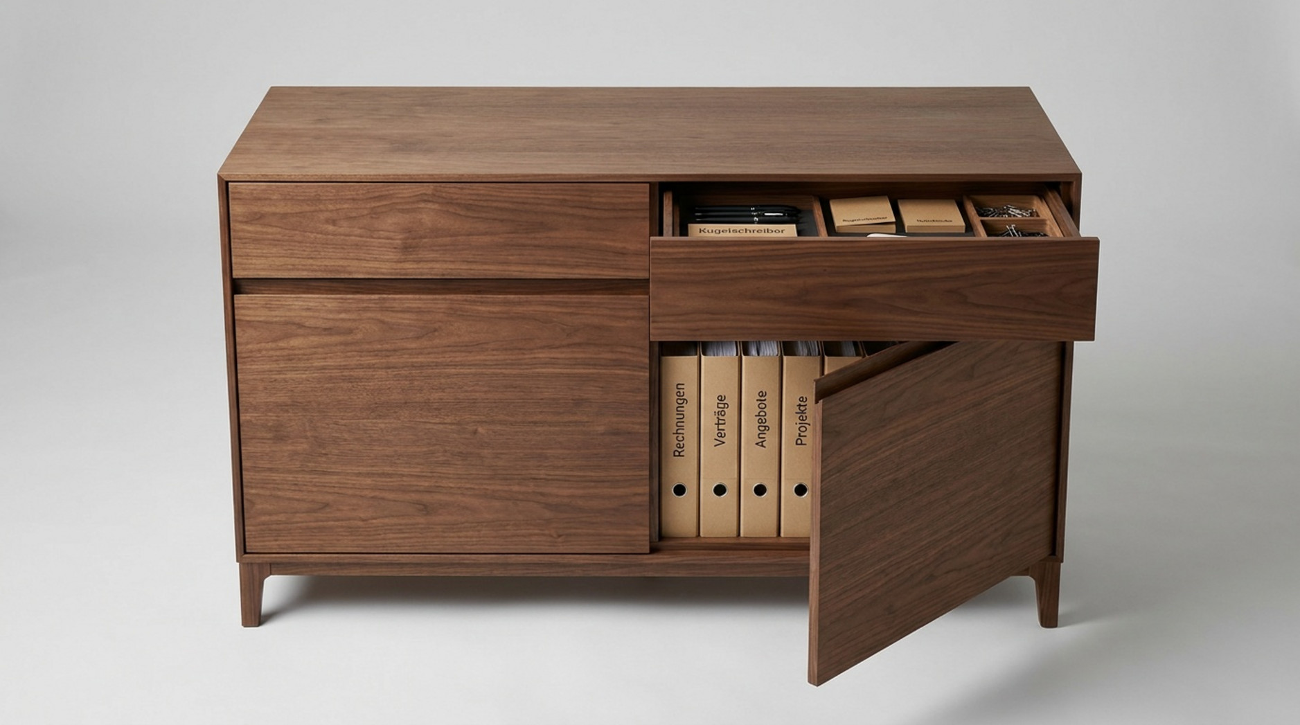 Sideboard aus Nussbaumholz mit geöffneten Schubladen, Schrankfach, Aktenordnern und Schreibutensilien