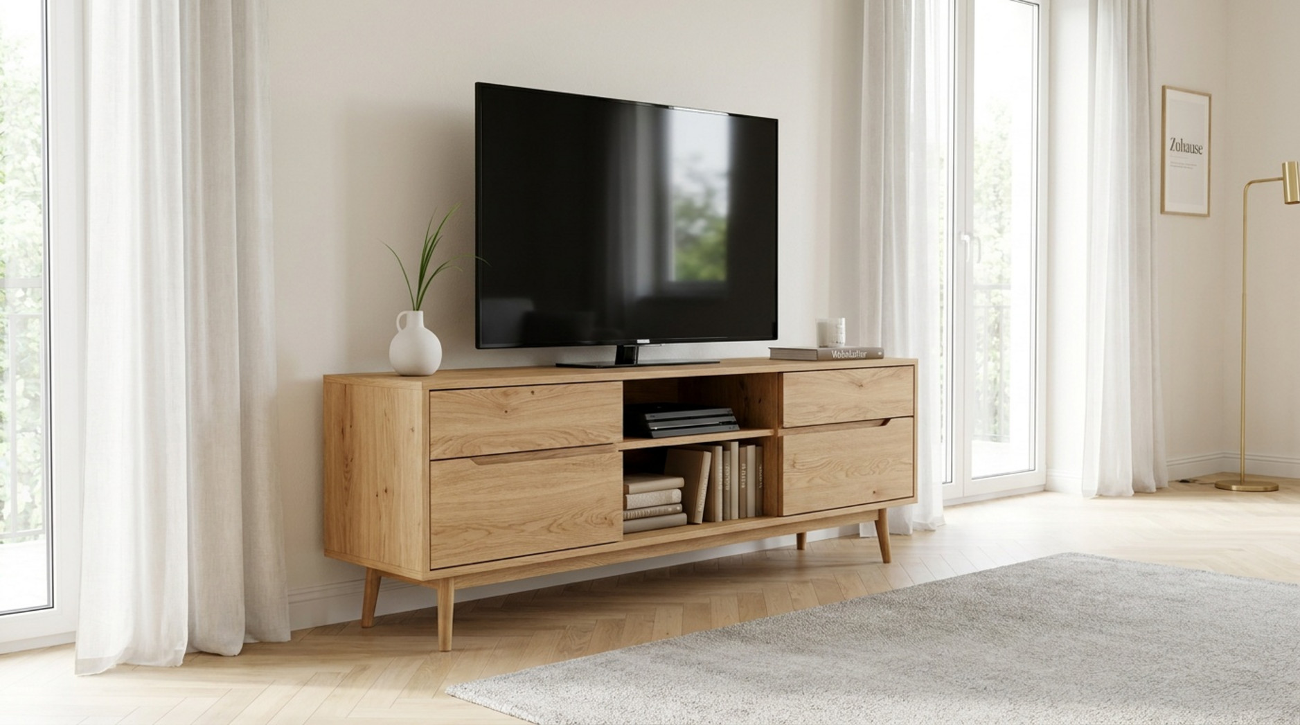 Fernseher auf einem Lowboard aus hellem Holz mit Schubladen und offenen Fächern in einem hellen Wohnzimmer