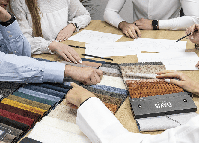 Arbeit an Entwürfen und Stoffen
