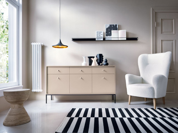 Kommode mit Türen sowie Schubladen mit Schwarz Metallbeinen 154 cm Amor Beige